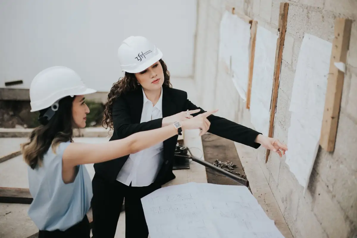 Deux architectes examinent l’avancement d’un chantier de construction