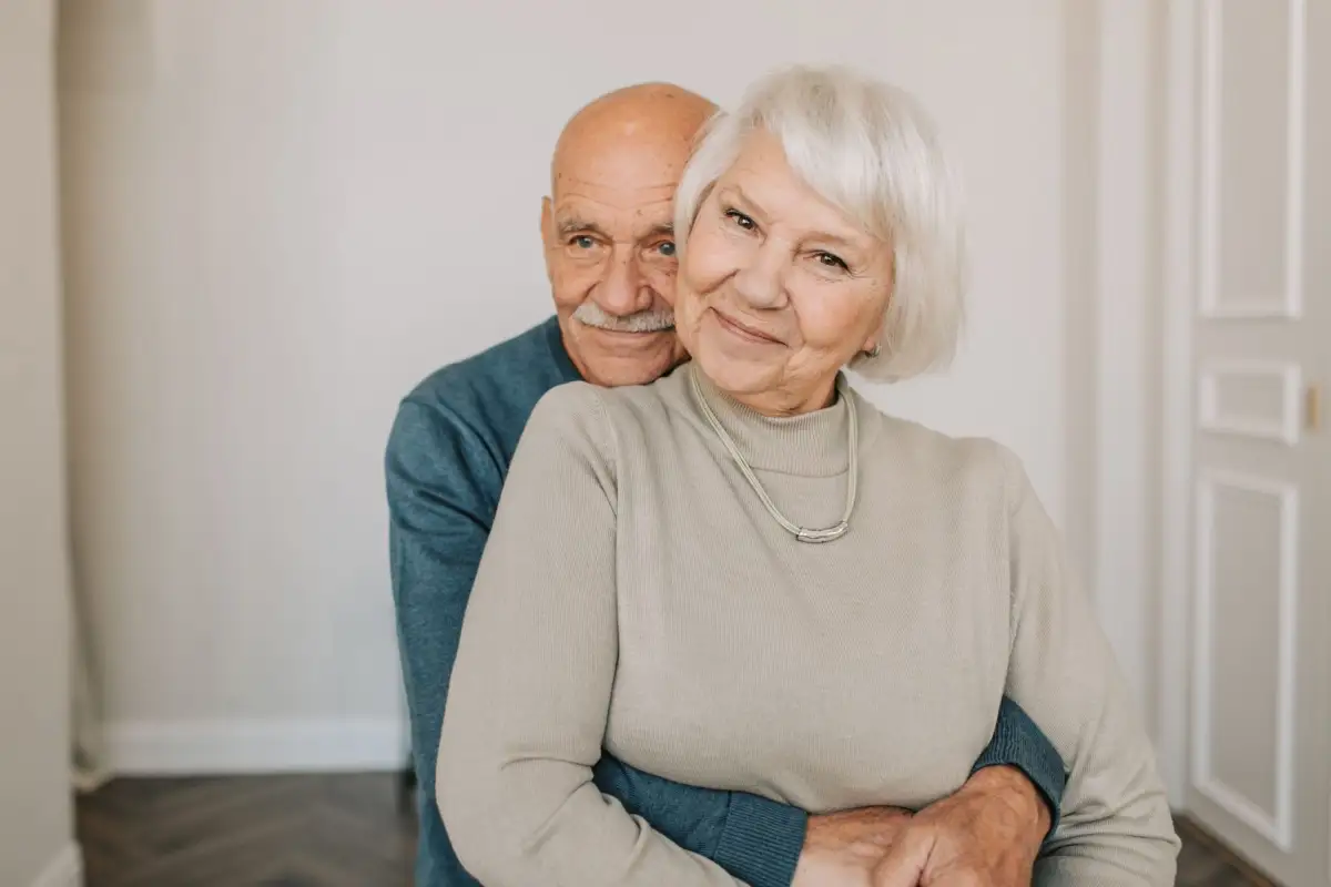 Couple âgé enlacé dans leur maison