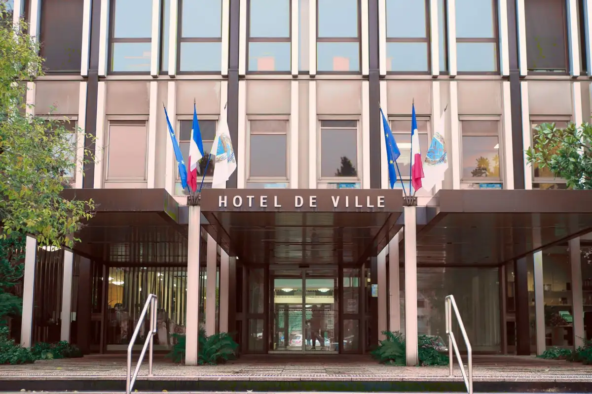 Façade d’un hôtel de ville où se déposent les demandes d’autorisation