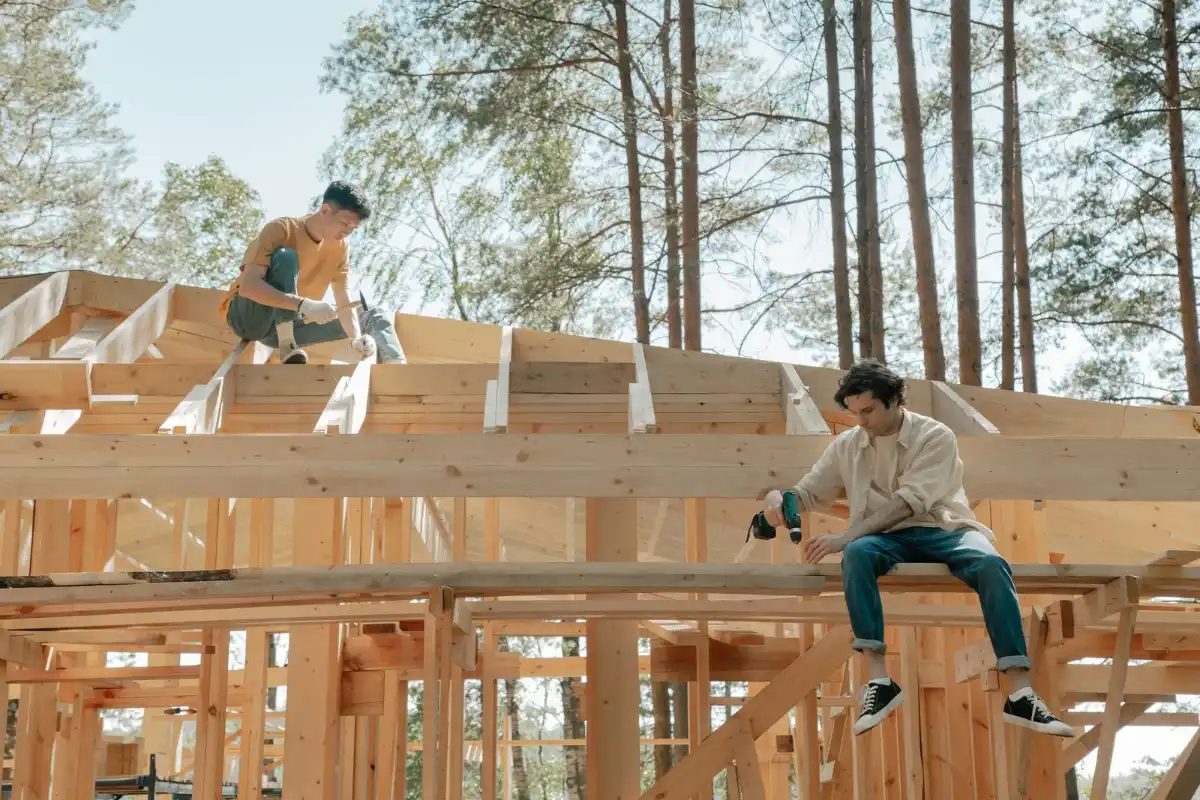 Charpentiers travaillant sur l’ossature bois d’une maison en construction