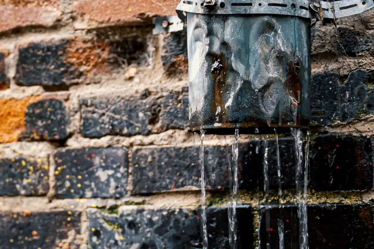 Écoulement d’eau le long d’un mur de briques, exemple d’infiltration