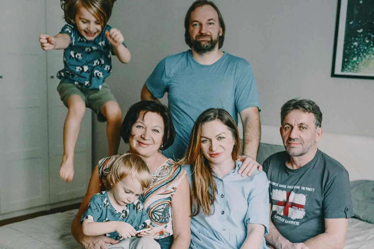 Famille nombreuse réunie dans un salon