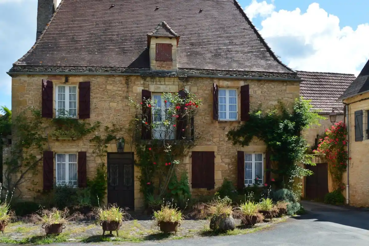 Maison familiale en pierre transmise entre héritiers