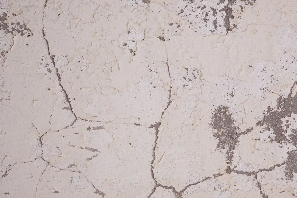 Fissures sur un mur enduit, exemple de désordre pouvant relever d’une garantie