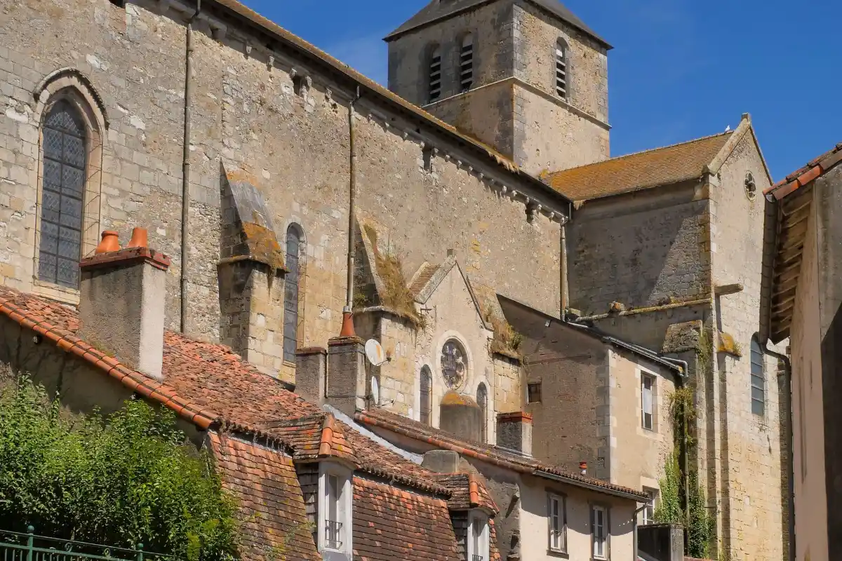 Rue de village ancien dominée par une église, secteur patrimonial protégé