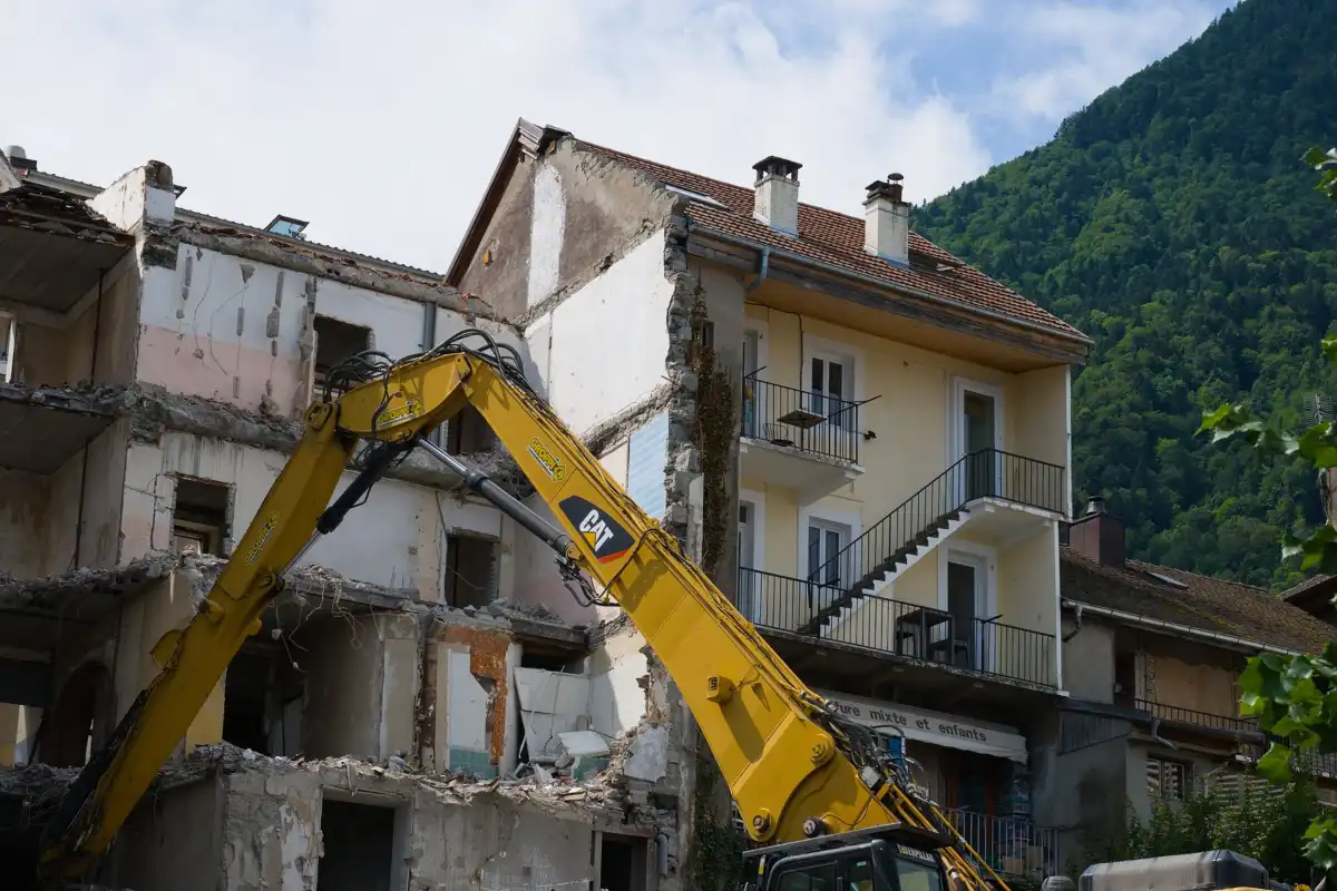 Pelleteuse démolissant un ancien bâtiment