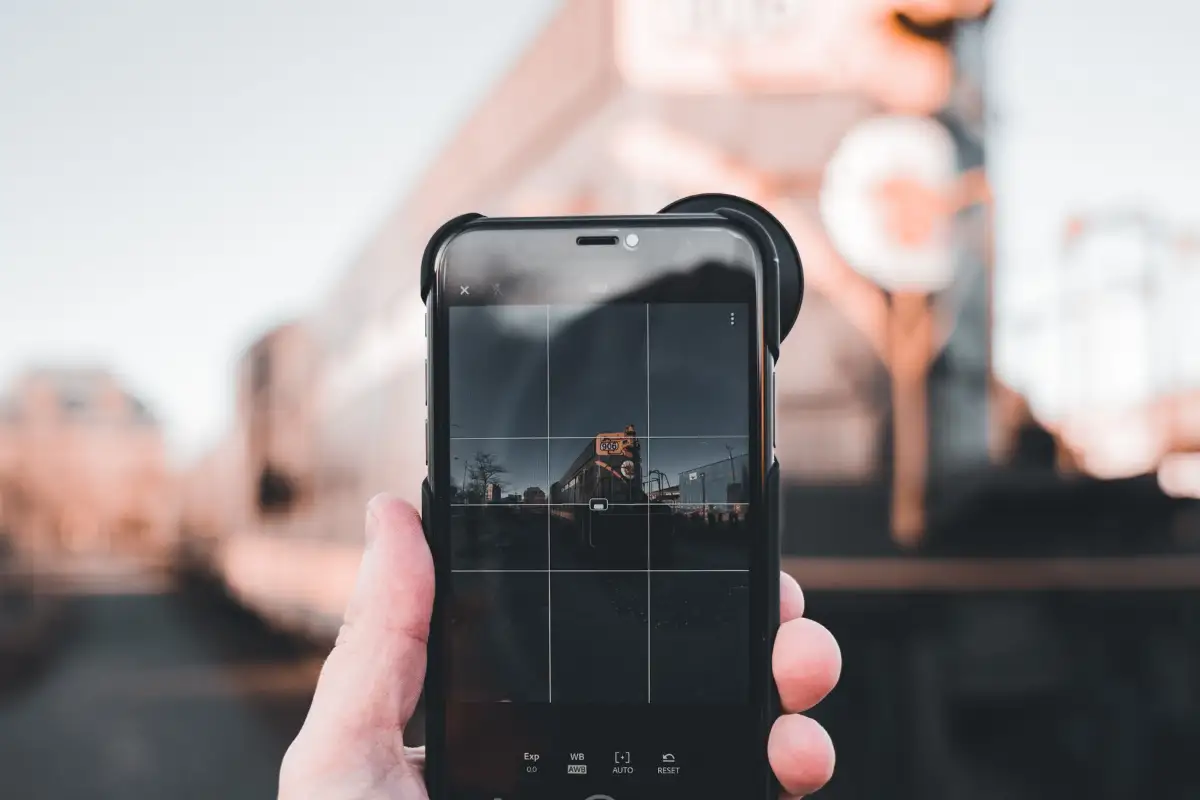 Main prenant une photo avec un smartphone pour constituer une preuve