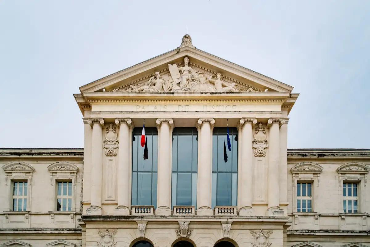 Façade d’un palais de justice en France