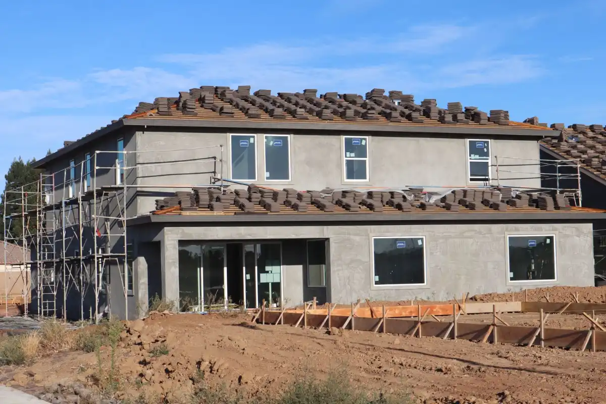 Maison en construction avec toiture en cours de pose