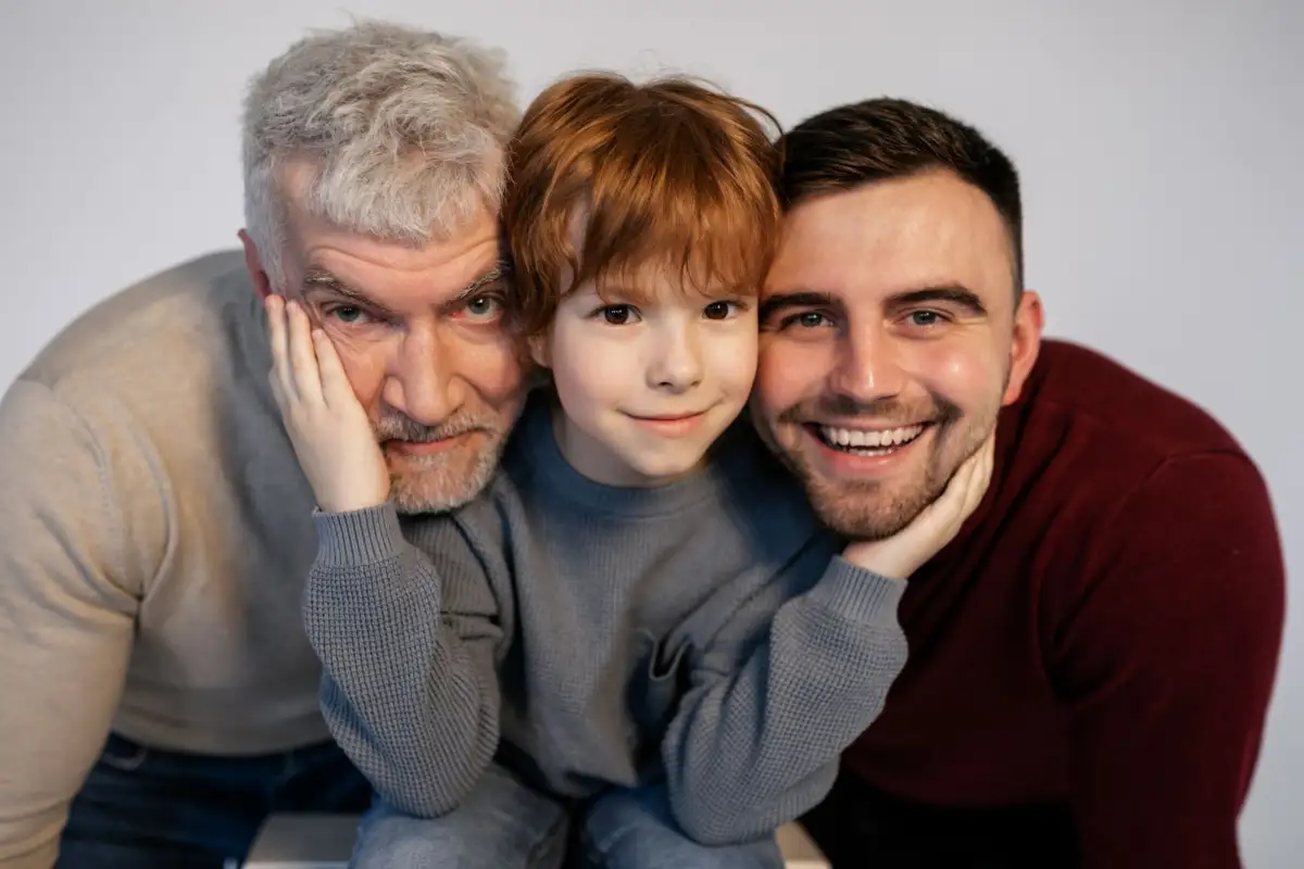 Grand-père, père et enfant réunis, trois générations d’une même famille