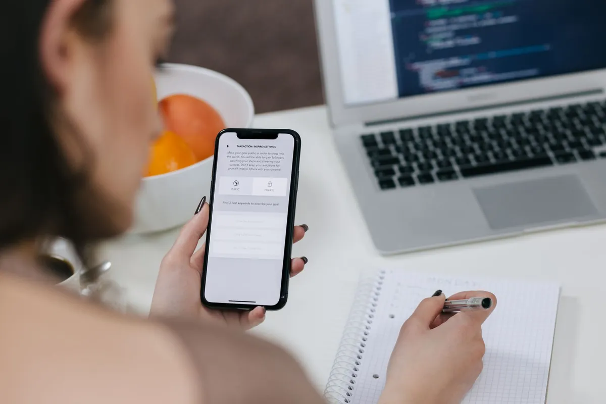 Smartphone, ordinateur et carnet pour conserver les références d’une publication en ligne
